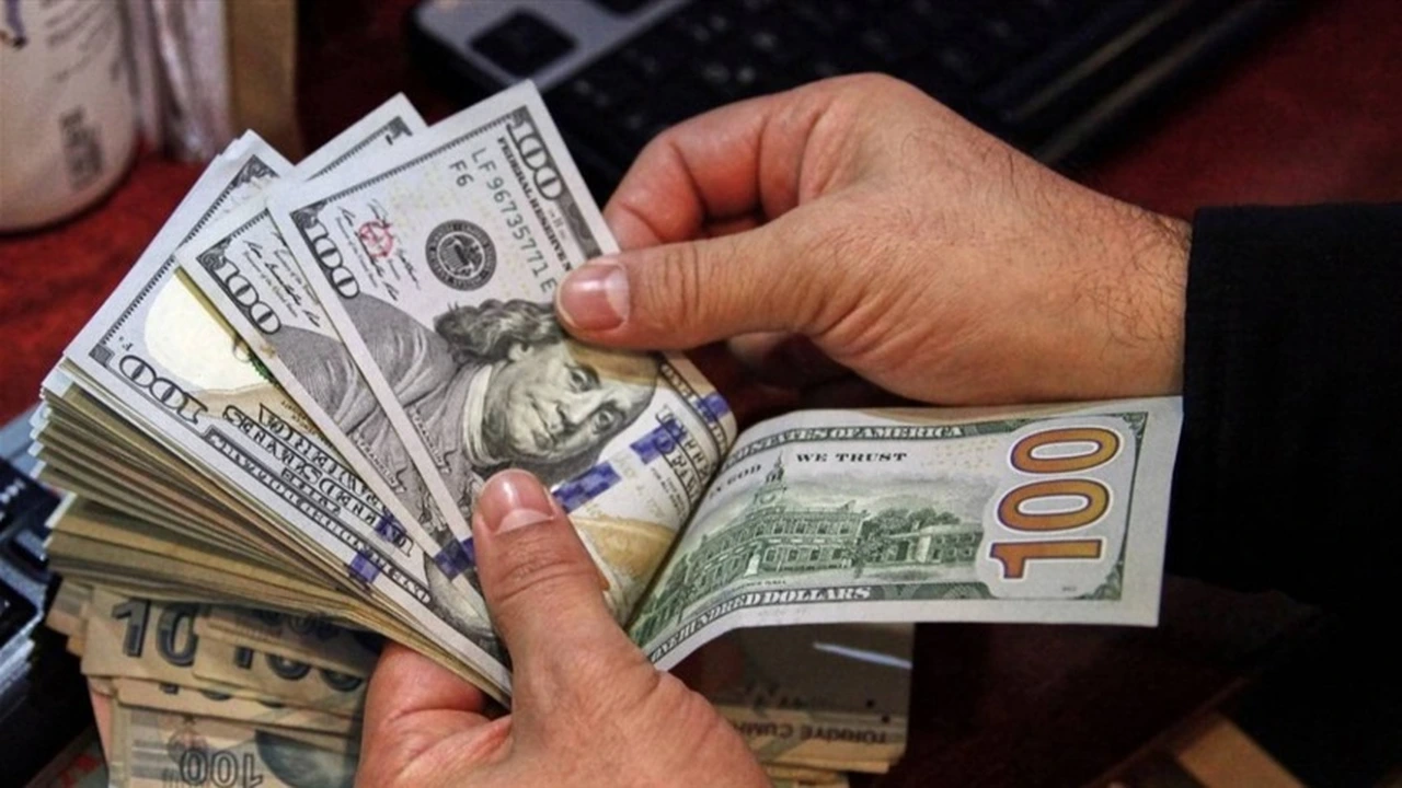 الجنيه المصري يتفوق على الدولار بعد ارتفاع مؤقت بسبب الحرب الإيرانية